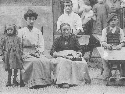 Para una productividad dada, mientras más largo es el tiempo de sobretrabajo (o sea mientras más breve sea el "tiempo de trabajo necesario"), más plusvalía será generada para beneficio del capital. La tan mentada “competitividad”.  Grupo de zapateros en Mauléon-Licharre Pirineos Atlánticos, 1909, Francia