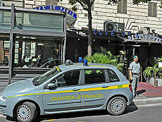 La Guardia di Finanza al Café de Paris