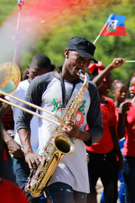 Vibrations haïtiennes : dans les rues de la capitale, des musiciens et des danseurs célèbrent avec passion et fierté l'histoire et la culture haïtienne, unissant le pays autour de ses racines et de son indépendance