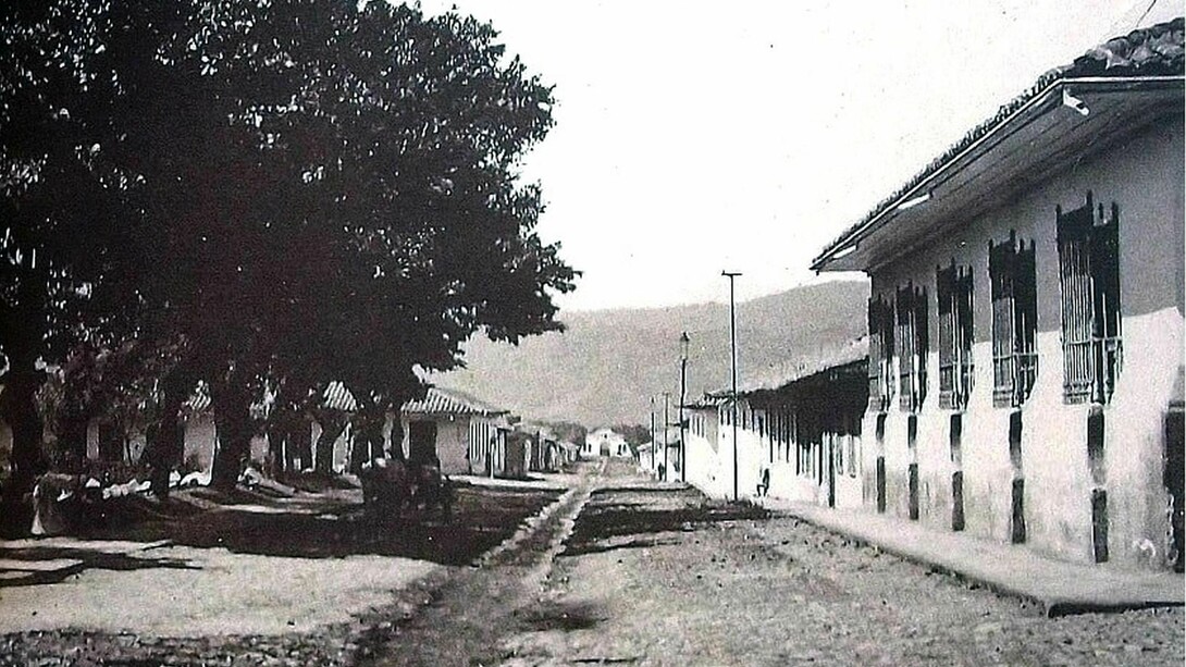 Una vista de Cartago a finales del siglo XIX, donde se observa la calle al costado oeste del parque. Al fondo, sur, el rastro o matadero municipal. A la derecha, la pared este de la casa de Anacleta, quizás habitada aún por su hija María Manuela. Foto del estadounidense Henry G. Morgan, hacia el año 1890, facilitada por Luis Humberto Figueroa Cubero