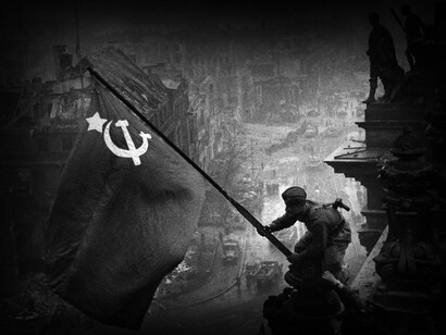 Soldado ruso agita una bandera soviética en el centro de Berlín en mayo de 1945