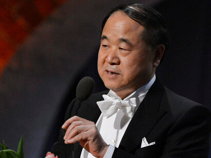 Mo Yang durante la ceremonia de premiación con el Nobel de literatura