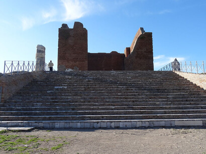 Il tempio romano Capitolium, sito ad Ostia antica, Italia. In Romanzo criminale - la serie, di Sollima, è il luogo di incontro tra la banda e il Terribile