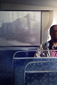 Henrik Knudsen. Luzes e sombras que viajam em um ônibus
