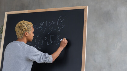 Estudante de licenciatura em matemática durante aula na universidade