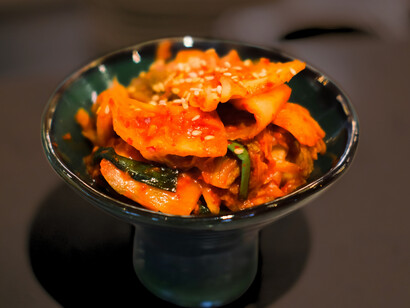 Fermenter, c’est laisser le temps transformer l’instant : dans ce plat de kimchi, la patience devient goût, et le goût devient émotion