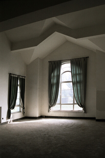 Curtain, ph Andi Schmied