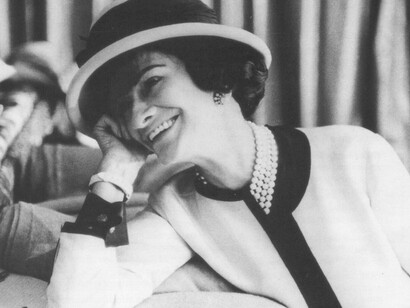 Bianco e nero e perle per Coco