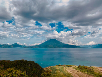 El lago Atitlán, Guatemala, es un lago de origen volcánico tipo caldera