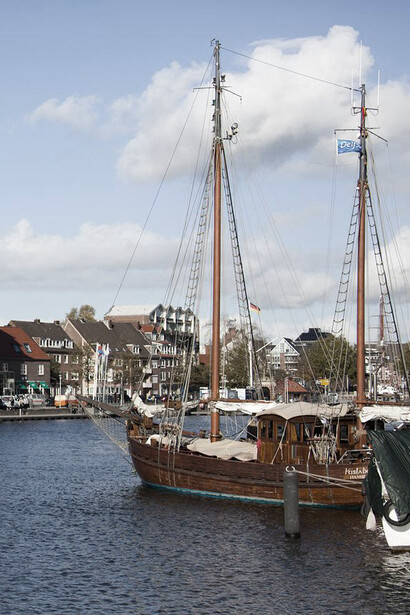 Vista y puerto de Emden, Alemania