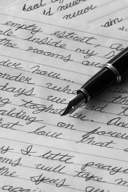 Anotar nombres, mundos, líneas temporales y posibilidades es el primer gesto consciente de construcción narrativa