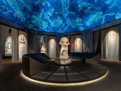 La cita expositiva se despliega entre cinco apartados en los increíbles espacios de la Domus Aurea con aparatos interactivos y multimedia