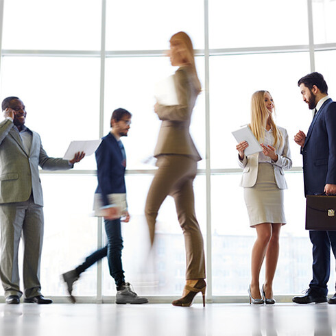 Pessoas na correria do dia a dia. Estamos todos exaustos.