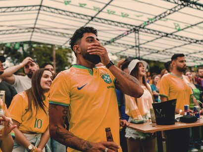 Torcedores na rua em época de copa. MC Rick marca uma posição individual, de usuário comum da camisa, em relação ao coletivo, ligado à apropriação do símbolo por parte da extrema-direita