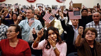 170 personas de 27 países diferentes se convirtieron en ciudadanos estadounidenses durante una ceremonia. Algunas se mostraban emocionadas hasta las lágrimas