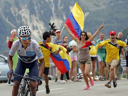 Aficionados colombianos animan a Nairo Quintana por las carreteras francesas