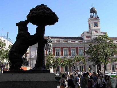 La Puerta del Sol con la estatua del oso y el madroño en primer plano