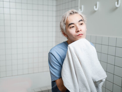 Saúde da pele com cuidados diários e poucos produtos