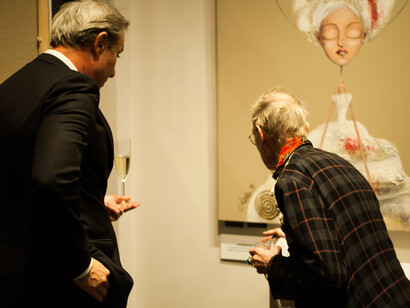 Art critic Anthony Fawcett discusses Conversations with a guest at the opening preview, ph. courtesy@Lisbeth Lunda