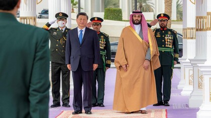 El príncipe heredero de Arabia Saudí, Mohammed Bin Salman, da la bienvenida al presidente chino, Xi Jinping, en Riyadh, Arabia Saudí, el 8 de diciembre de 2022