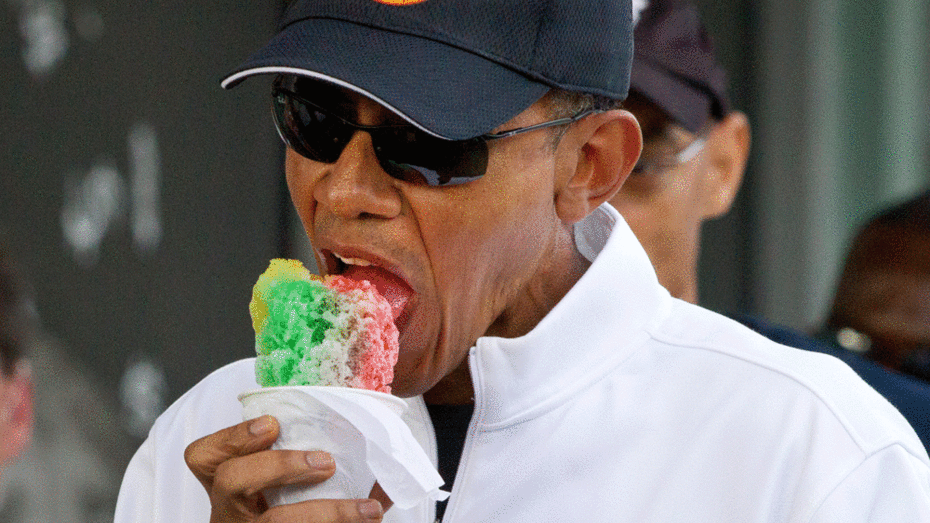 El presidente de Estados Unidos, Barack Obama, disfruta de un helado durante sus vacaciones