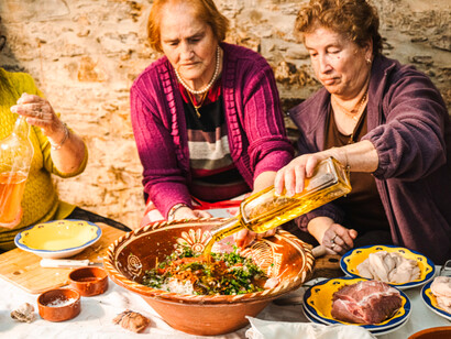 Mulheres preparando brulhões. Durante alguns anos de paragem e com período intermitente, a realização do evento cultural e gastronómico esteve em risco