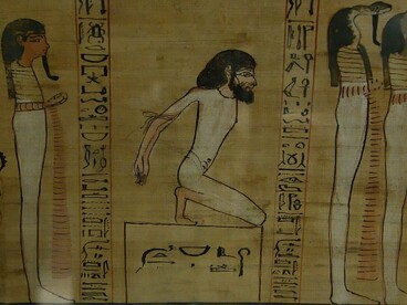 Uma figura masculina é representada entre personagens divinos, cercada por colunas de hieróglifos em um antigo papiro egípcio. A organização da imagem mostra que, desde os primeiros registros, escrever também significava construir visualmente uma narrativa