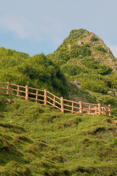 Un pacífico paisaje rural, con un cerco de madera