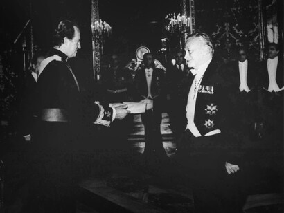 Enrique Campos Menéndez saluda al Rey Juan Carlos de Borbón