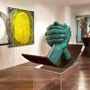 Lorenzo Quinn, Love will save us, exhibition view. Courtesy of Contini Art Gallery