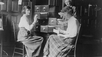 Tre donne al lavoro nel quartier generale del National Woman's Party a Washington, D.C., ca. 1920