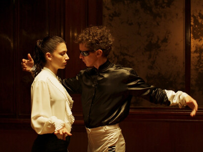 Los personajes que lo rodean son igualmente desconcertantes, como si formaran parte de un mundo donde nada tiene un verdadero propósito