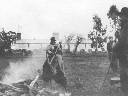 "Asado" preparato dai gauchos durante il soggiorno "La Ernestina" nella provincia di Buenos Aires, Argentina