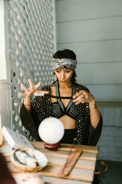 Donna con sfera di cristallo: "Nasce così lei: la Donna Astrale. Vestita sempre con un certo stile radical chic – essenziale, curato, vagamente alternativo..."