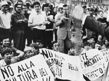Nel 1968 la Biennale di Venezia fu al centro di forti contestazioni, con proteste di studenti e artisti contro un’istituzione ritenuta ancora legata a logiche autoritarie e superate 