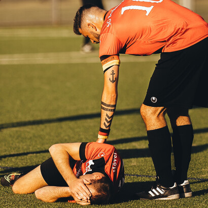 Jogador finge ter sofrido falta em campo para se beneficiar em partida comprada 
