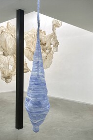 Obras de Diana Orving  «Överskridande» — (Desbordamiento), «Behållare» — (Recipiente) y «Följe» — (Acompañante) en la exposición de la Galería Arnstedt, 2021. La galería está en Östra Karup, un pueblo situado en la península de Bjäre, en el sur de Suecia
