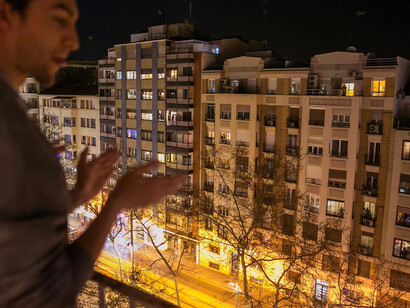 Hombre aplaudiendo al personal sanitario durante la crisis de la pandemia por COVID-19, España