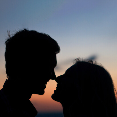 El beso no se concretaba y ella regresaba a la fotografía