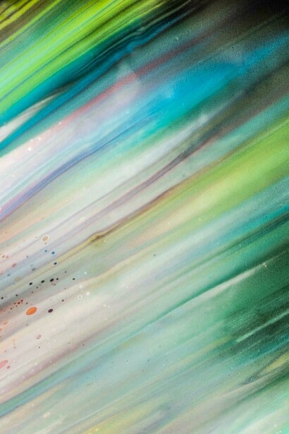 Xun introduce concetti originali come l'"edging algoritmico" e la "resistenza oscura", offrendo strumenti per navigare tra diversi sistemi di realtà e mantenere una presenza critica consapevole