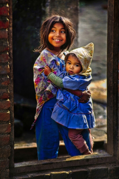 Nepal – Bambina con fratellino in una strada di Katmandú, foto Sergio Pessolano
