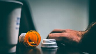 O consumo desenfreado de fentanil transforma a vida dos usuários em uma luta constante pela próxima dose, gerando uma dependência rápida e devastadora
