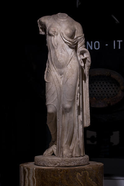 Statuetta di Afrodite tipo Louvre-Napoli, prima metà del I sec. d.C. - marmo pentelico, h cm 118 - Roma, Musei Capitolini, Centrale Montemartini