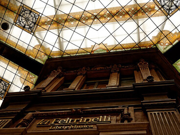 La imagen de una la librería La Feltrinelli de la Galleria Alberto Sordi, en el corazón de Roma, evoca el punto de partida de una historia que terminaría conectando el mundo editorial europeo con la conflictiva Venezuela de los años sesenta