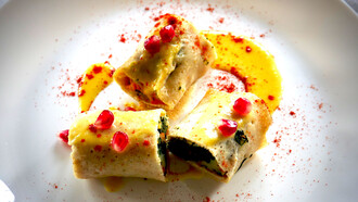 Crepes salate al forno farcite con zucca e bietole, guarnite con crema di ceci e chicchi di melograno, paprika dolce  