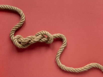Corda com nó. Algo deu errado ou saiu dos trilhos, talvez seja o destino querendo nos avisar alguma coisa. Logo tomamos nossa posição de ataque ou ficamos encalacrados sem saber qual é o próximo passo a ser dado. 
Esperneamos, ficamos tensos, e cada vez mais rígidos dentro do nosso modelo de atuação