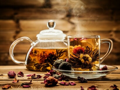 Preparando o chá no bule com flores