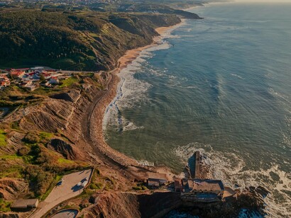 Porto das Barcas, em Portugal. A pesca, especialmente na Praia de Porto das Barcas e na Praia da Peralta, foi outra atividade essencial para a comunidade local. A proximidade ao mar garantiu à Atalaia uma fonte de sustento e ajudou a estabelecer fortes ligações comerciais com outras localidades costeiras