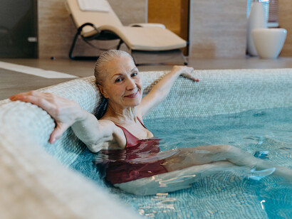 Senhora relaxa em piscina aquecida