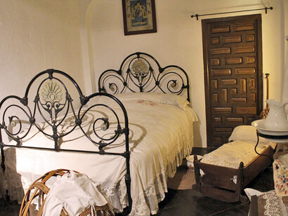 Dormitorio rural, Exhibition view. Courtesy of Museo Unicaja de Artes y Costumbres Populares